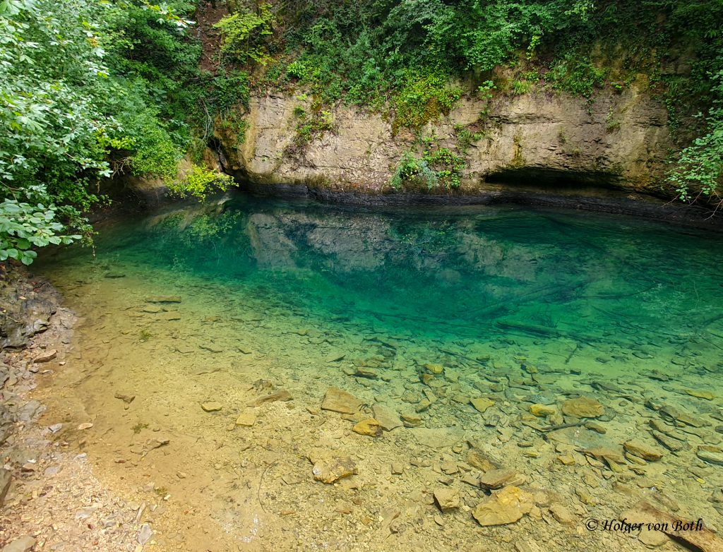 Source Bleu de Cusance cave entry