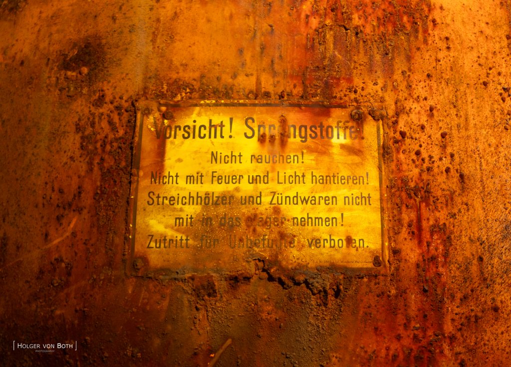 Slate mine Felicitas warning of dynamite storage room